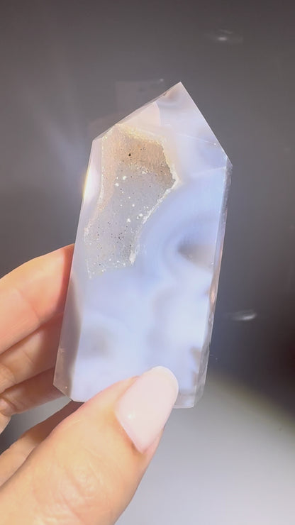 Achatspitze 7.5 cm  mit funkelnden Kristallen & Transparenz