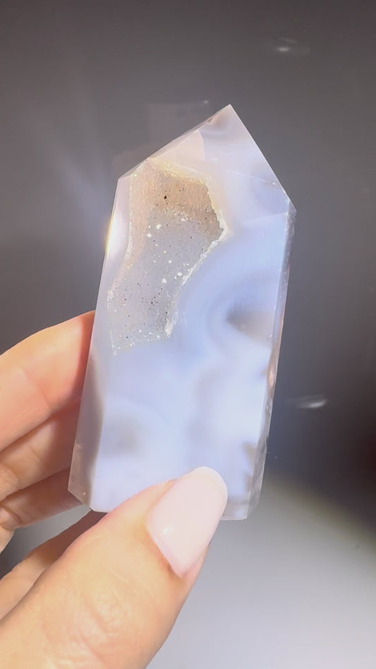 Achatspitze 7.5 cm  mit funkelnden Kristallen & Transparenz