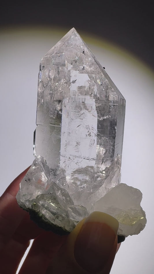Himalaya Quarz 💎 mit Chlorit • 8 cm • Klarer Kristall aus Nepal • 146 g