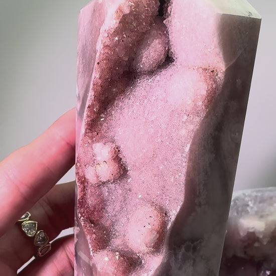 Einzigartige Pink-Amethyst-Spitze mit rosa Kristallen und seltenen Bubble-Kristallen