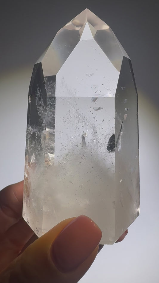Hochwertige Phantom-Kristallspitze mit zarten Schleiern, 8.6cm