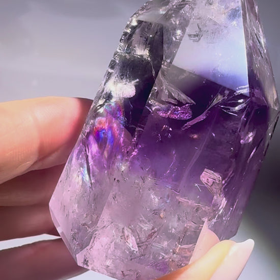 hantom Amethyst mit sichtbaren Wachstumsebenen und Regenbogenreflexen