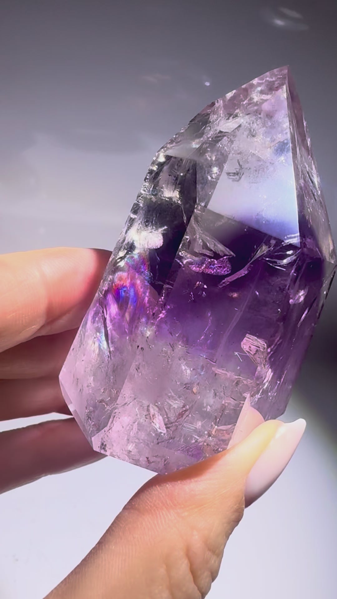 hantom Amethyst mit sichtbaren Wachstumsebenen und Regenbogenreflexen