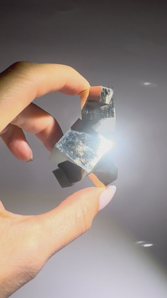 Pyrit aus Navajun, Spanien – Museumsqualität in natürlicher Kubenform ✨