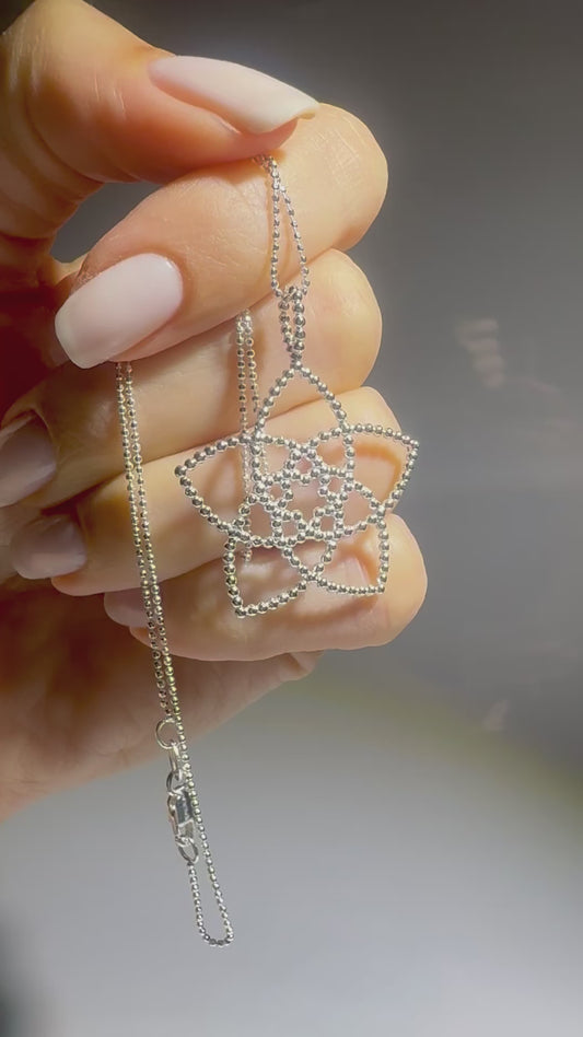 Feine Lotusblüten-Kette aus 925 Silber – Symbol für Reinheit & Neubeginn