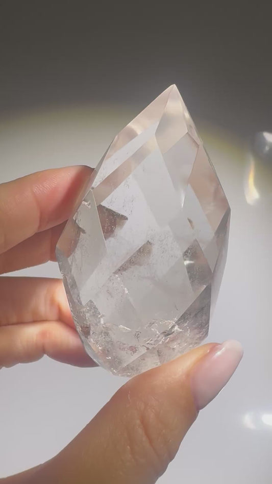 Facettiertes Bergkristall-Ornament in Klarqualität – 6,8 cm hoch & 141 g – handgeschliffenes Unikat