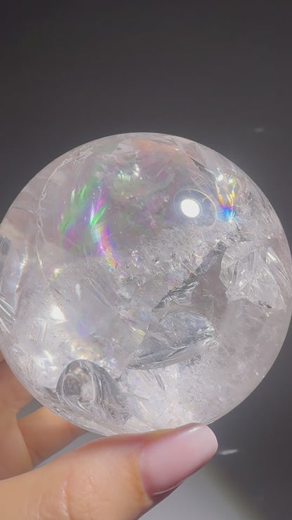 Bergkristallkugel 8 cm – Klarheit, Regenbogen & faszinierende Einschlüsse 💎