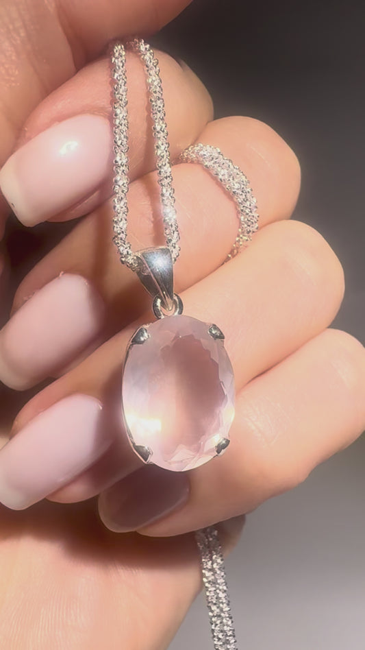 Rosenquarz Anhänger facettierter Ovalschliff – 925 Silber, funkelnd