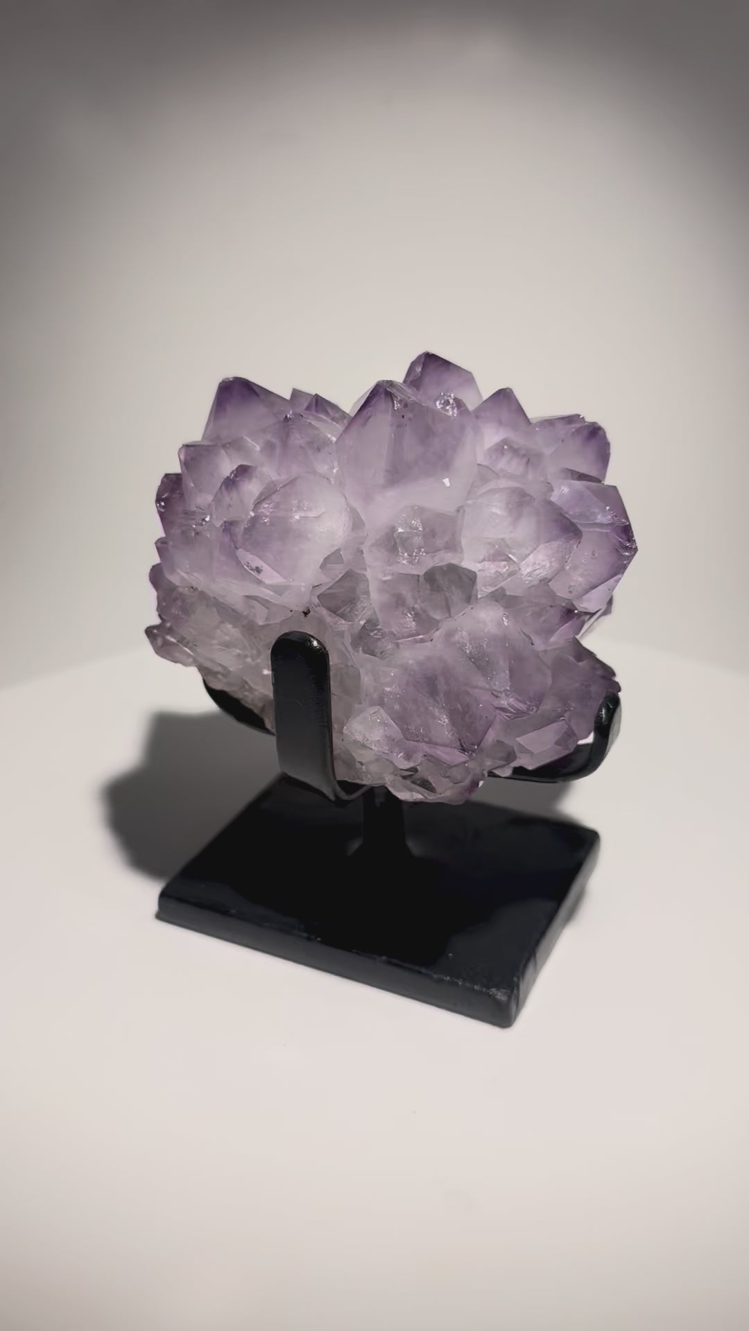 Fliederfarbener Amethyst Stalaktit aus Uruguay – edler Edelstein in blumenartiger Kristallformation