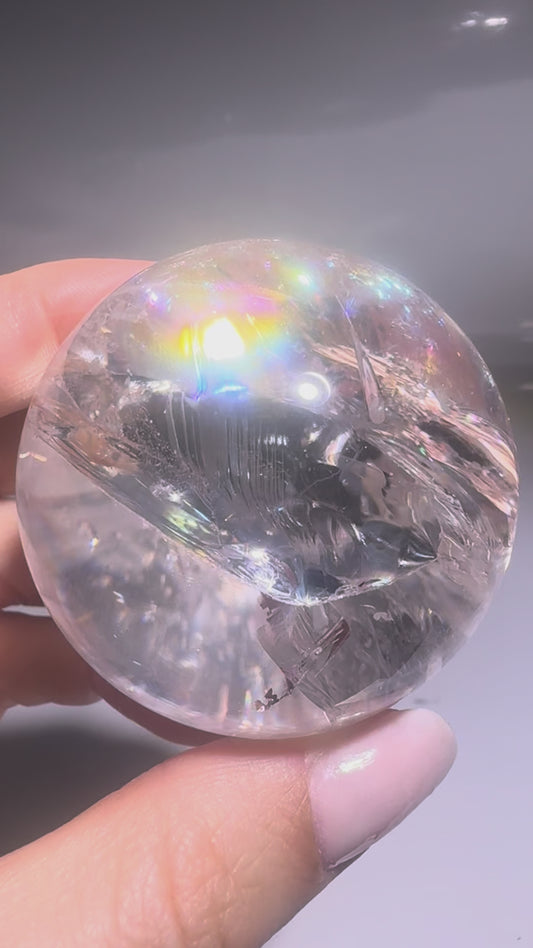 Lemurian Bergkristallkugel 5 cm – Extra klar mit riesigem Regenbogen 🌈
