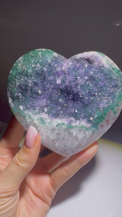 Grünes Rainbow Amethyst Herz 10.5 cm – Seltene Doppelkristallisation