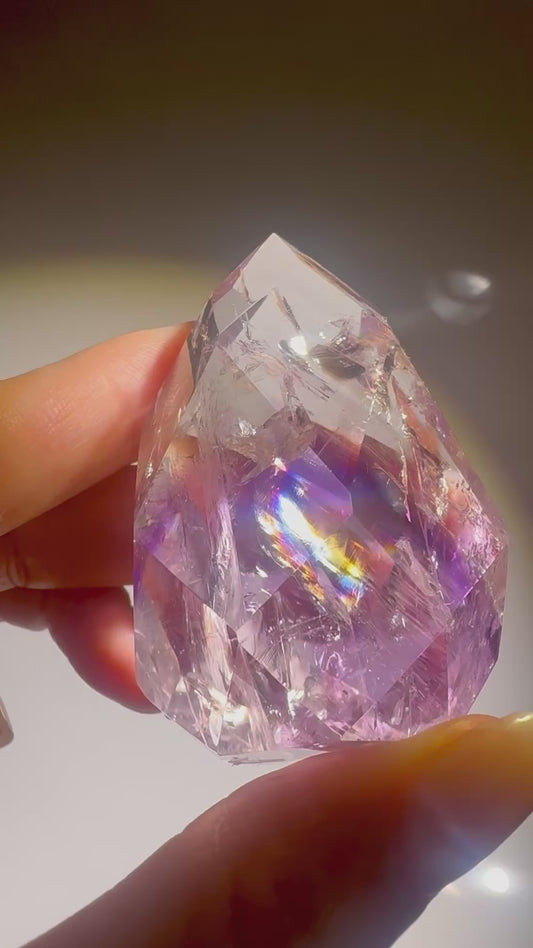 Wunderschönes Phantom-Amethyst Ornament – facettiert, mit Regenbogen & Phantom 💜🌈  - 6.3cm