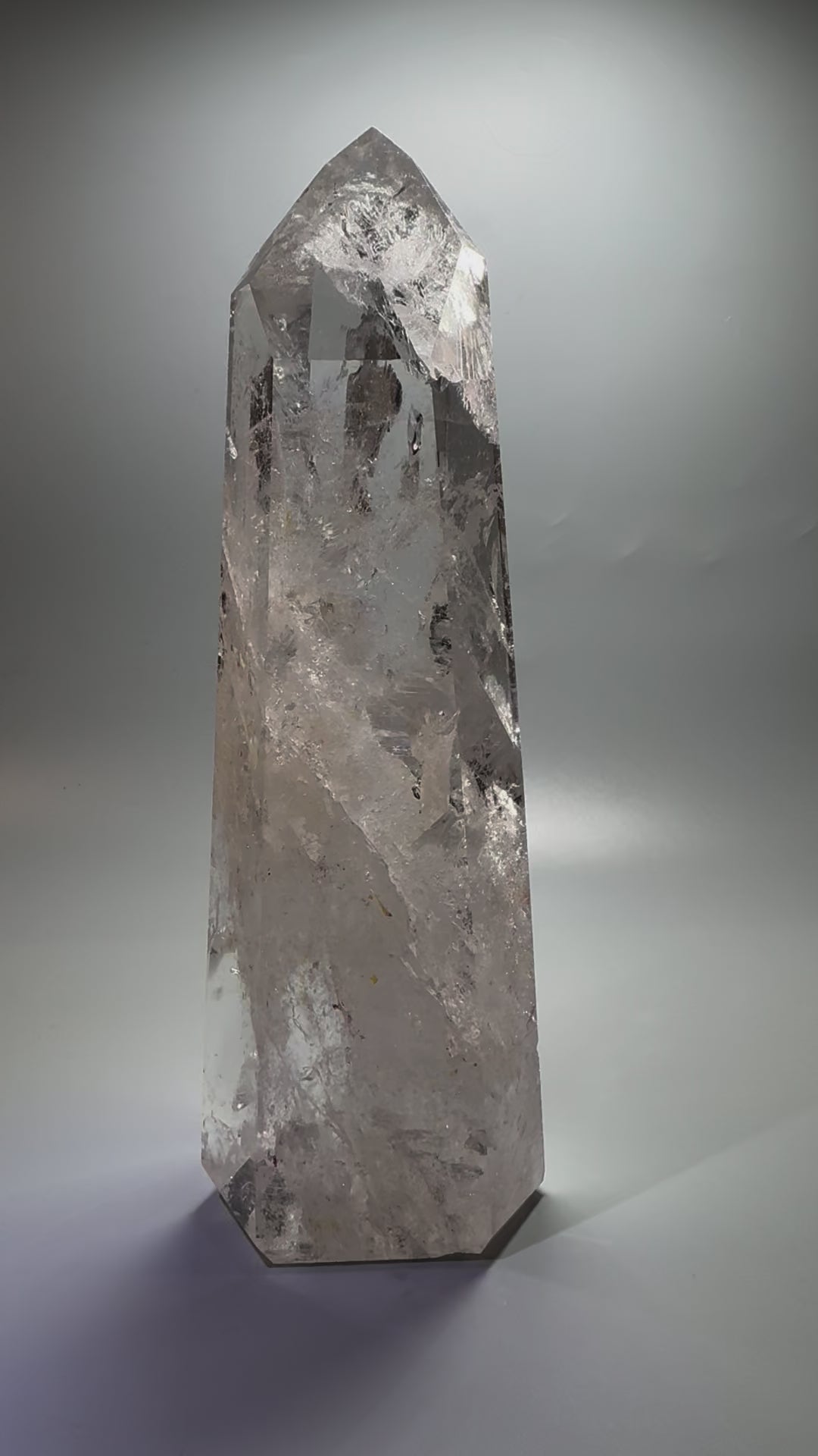 Glasklare Bergkristallspitze mit 24 cm Länge und 1.53 kg Gewicht
