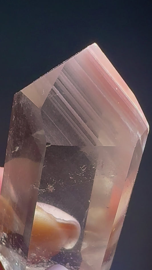 Pink Lithium Kristall mit Phantomen – 4.8 cm, Edelstein aus Brasilien in 1A-Qualität