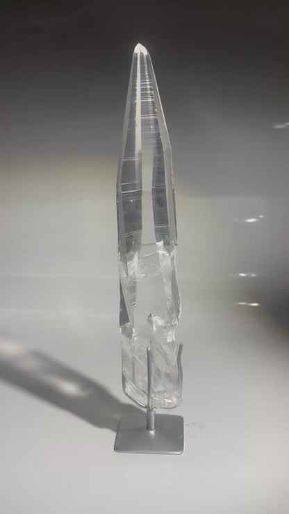 Lemurian Kristallspitze 28 cm mit Ständer – einzigartiger naturbelassener Quarz aus Brasilien in Museumsqualität, 591 g