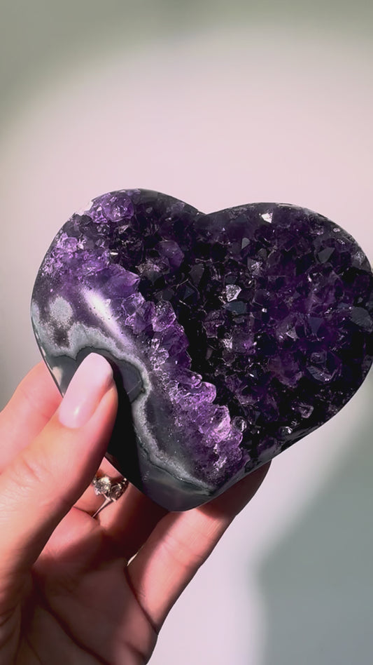Amethyst Herz tiefviolett grünes Banding 281 g, 8.8 cm I Uruguay