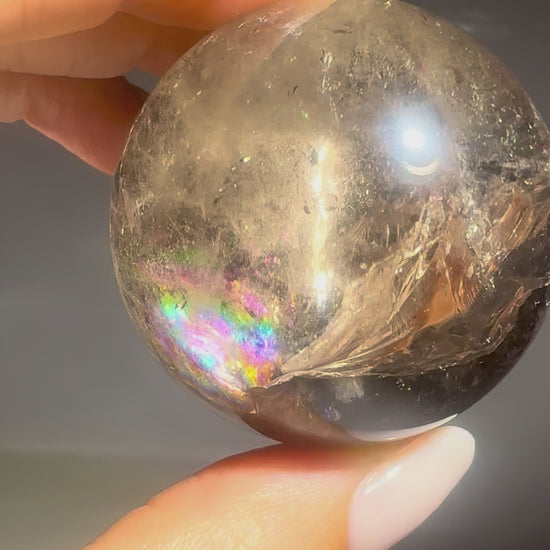 Rauchquarz Kugel mit Regenbogen – Edelsteinkugel für Erdung & Schutz