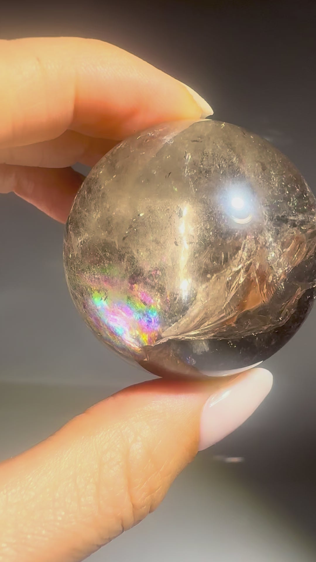 Rauchquarz Kugel mit Regenbogen – Edelsteinkugel für Erdung & Schutz