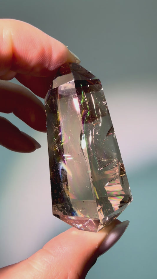 Extraklarer Rauchquarz Freeform 5.7 cm mit Regenbogen aus Brasilien