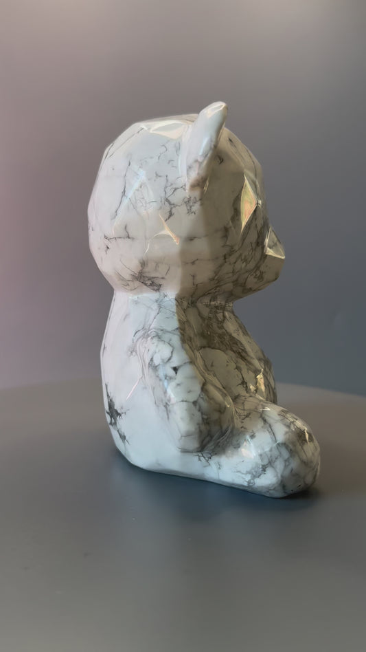 Teddy Bär Skulptur aus Howlite Kristall – 14 cm, 1.6 kg – Einzigartige Edelsteinfigur für Sammler 🐻💎
