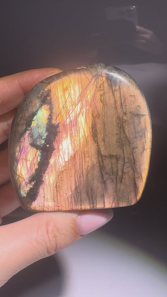 Labradorit Freeform Pink–Gold–Blau | Seltene Farbspiel-Rarität