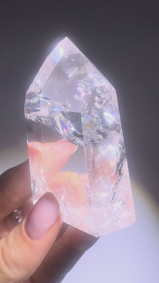 Extra klare Bergkristallspitze 7 cm, 123g aus Brasilien – Strahlendes Feuer & Regenbogen