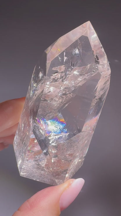 Kristall der Farbenpracht – Bergkristall 7.4 cm aus Brasilien 💎