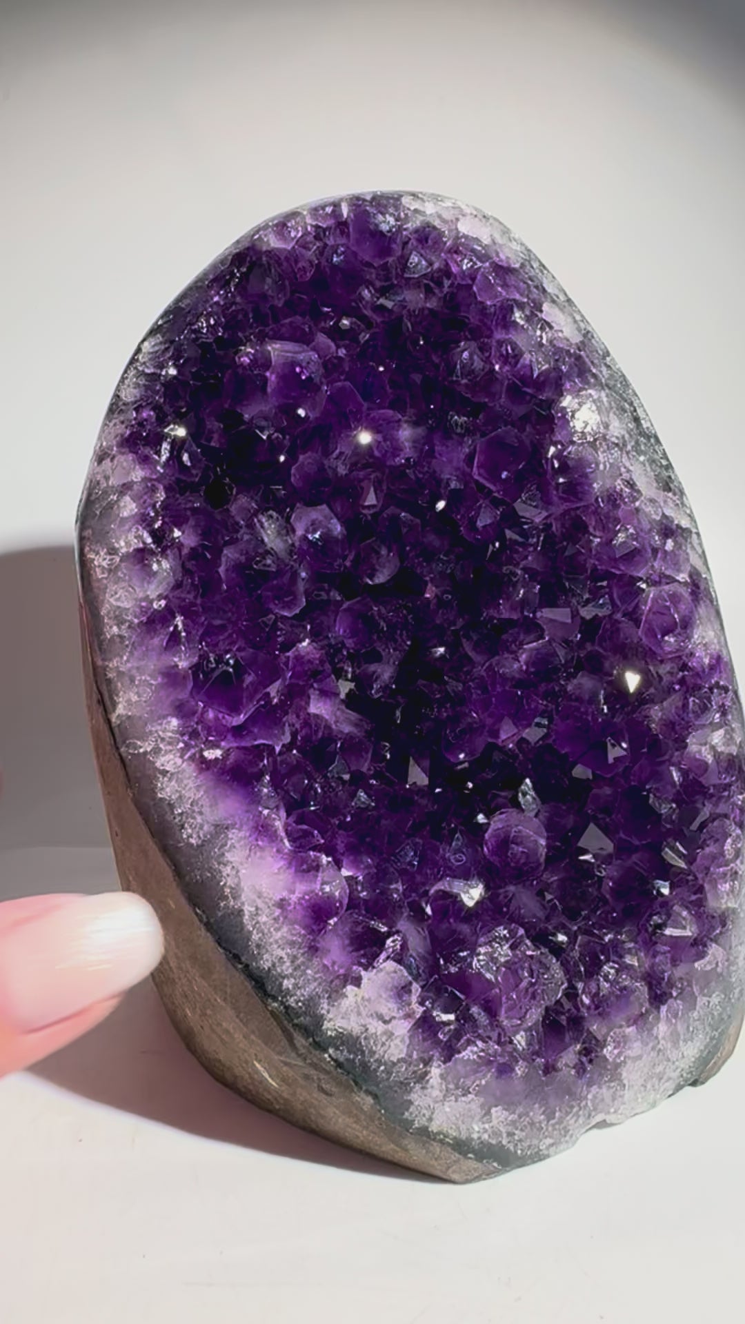 Premium Amethyst Druse handverlesen mit tiefvioletten Kristallen