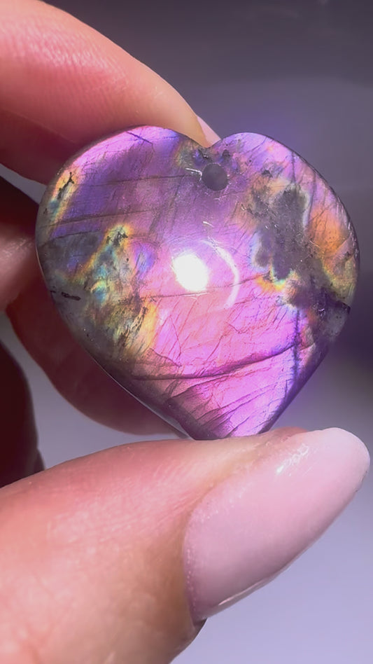 Labradorit Herz 2.8 cm – Pink & Lila Flash | Handgeschliffen mit Bohrung