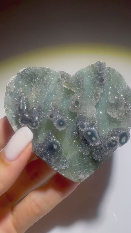 Aussergewöhnliches Amethyst Herz mit Stalaktiten - 7.5cm, 176g