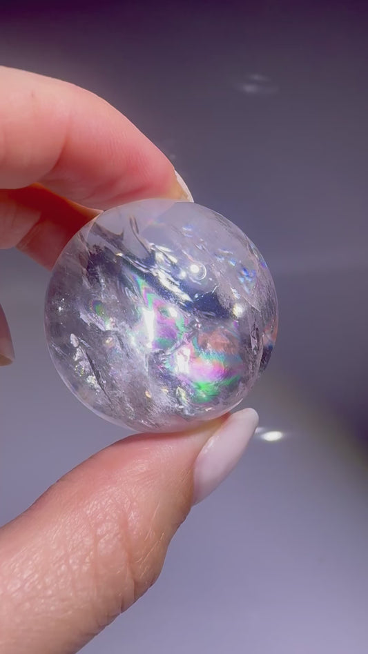 Bergkristall Kugel kaufen – Ultra klar mit Regenbogen 3.5 cm