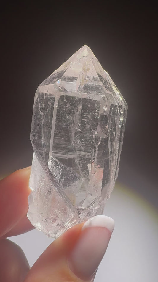 Himalaya-Quarz 5.5 cm mit lemurischen Linien & Diamantlicht – roh & klar