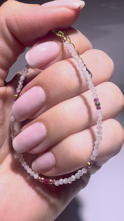 Elegantes Armband mit Mondstein, Rubin & Korund – 18K vergoldet 💖