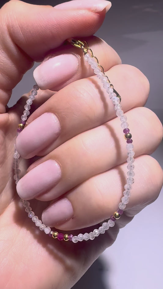 Elegantes Armband mit Mondstein, Rubin & Korund – 18K vergoldet 💖