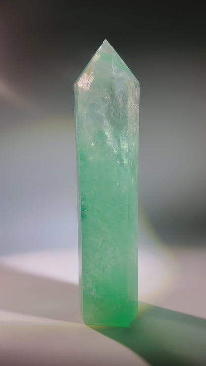 Mintgrüne Fluorit-Spitze aus Brasilien – 25.5 cm, 1.7 kg – seltenes Unikat in Extraqualität für Klarheit & Harmonie