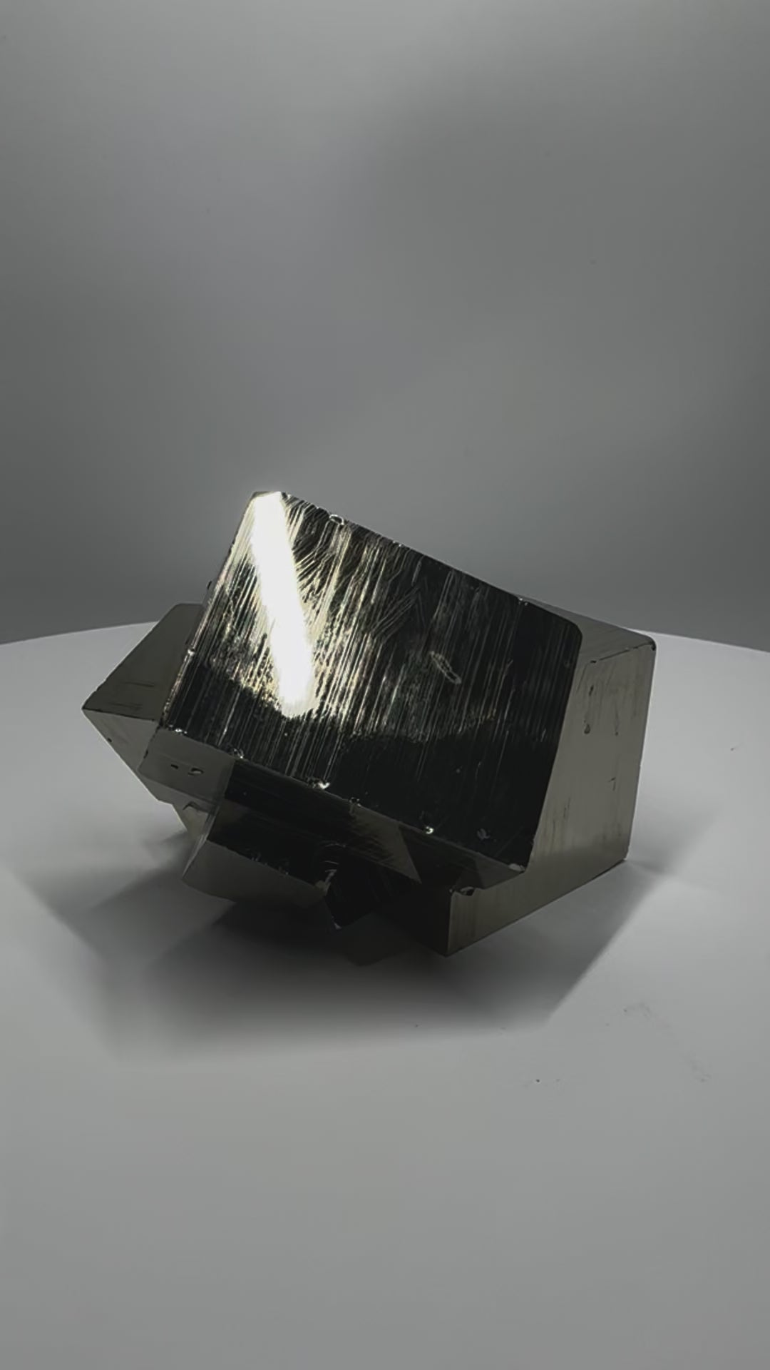 Perfekter Pyrit Kubus - 7x7x8cm