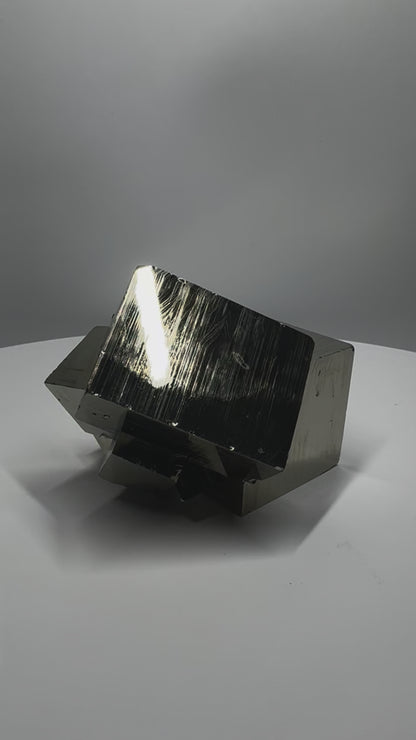 Perfekter Pyrit Kubus - 7x7x8cm