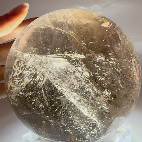 Rauchquarz Kristallkugel 12 cm mit klarer Struktur, natürlichem Lichtspiel und feinen Regenbögen