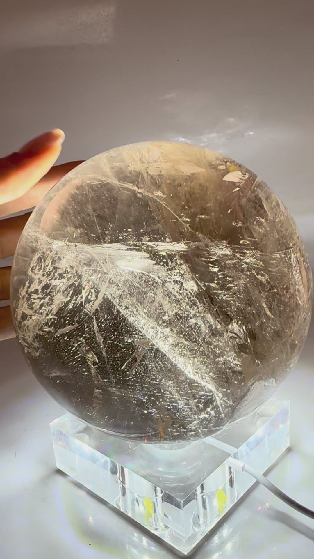 Rauchquarz Kristallkugel 12 cm mit klarer Struktur, natürlichem Lichtspiel und feinen Regenbögen