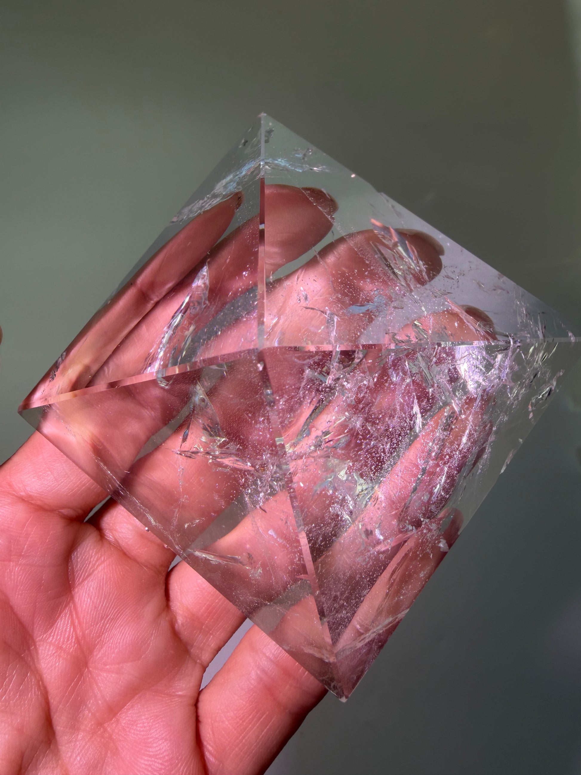 raumhafte Lemurian-Kristallpyramide ultra klar 7,4 × 7,4 cm – 290 g Naturunikat